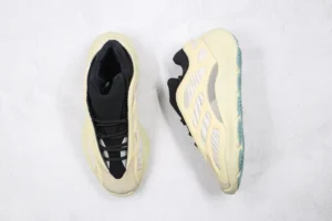 Yeezy 700, "GC" - "FW4980"Coconut 700V3 Alien!
