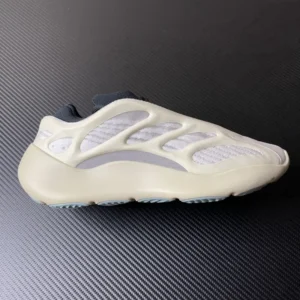 Yeezy 700, " FC " -  " FW4980 " Coconut 700V3 Alien!
