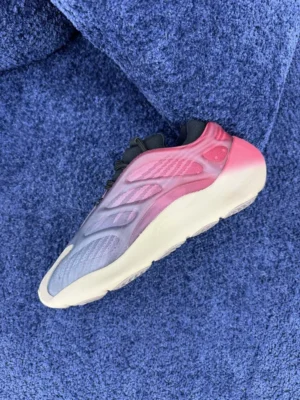 Yeezy 700, " S2 " -  " GW1814 " Coconut 700V3 Grey Red!