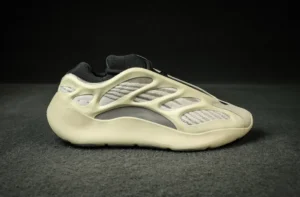 Yeezy 700, "LW" - "FW4980"Coconut 700V3 Alien!