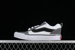 vans Bread shoes, "30" - "VN0009QC6PA"Vans bread shoes are panelled in off-white and white
