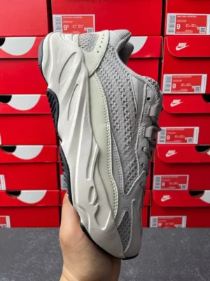 Yeezy 700, " LW " -  " EF2829 " Coconut 700V2 gray white!
