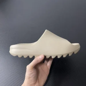 LW Batch adidas originals Yeezy, "LW " - "GW1934"adidas originals Yeezy Slide “Pure”