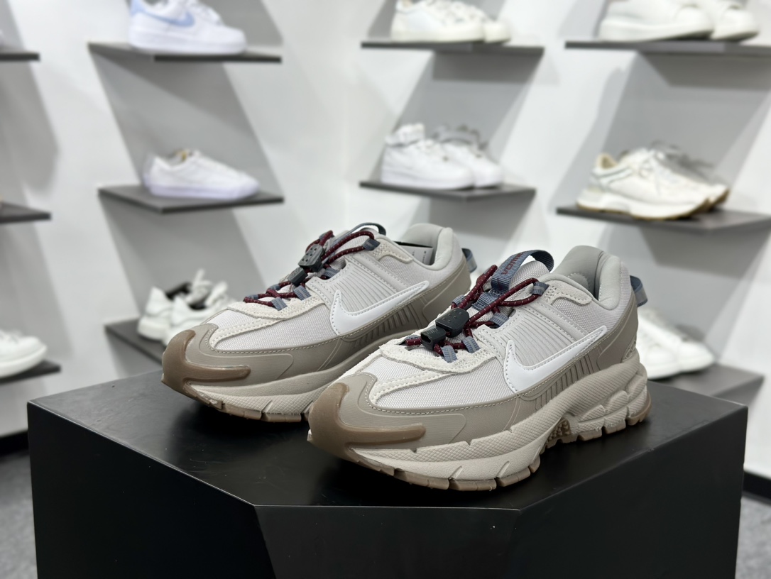 NIKE Air Zoom Vomero ROAM