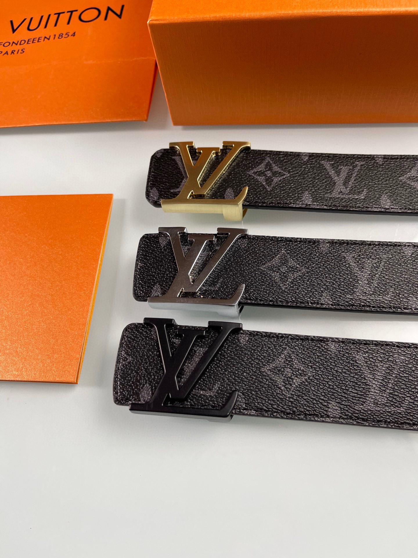 LV LATHER BELF